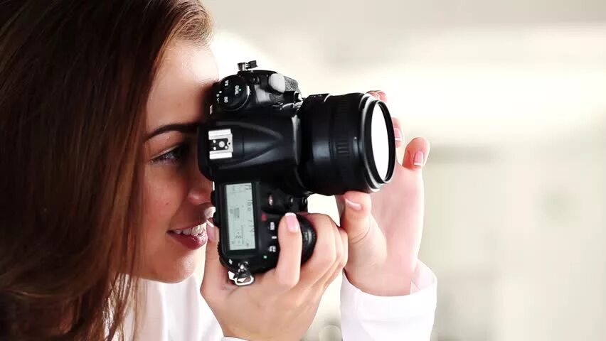 Профессия фотограф. Человек фотографирует. Фотограф девушка с фотоаппаратом. Девушка фотограф. Девушка с фотокамерой.