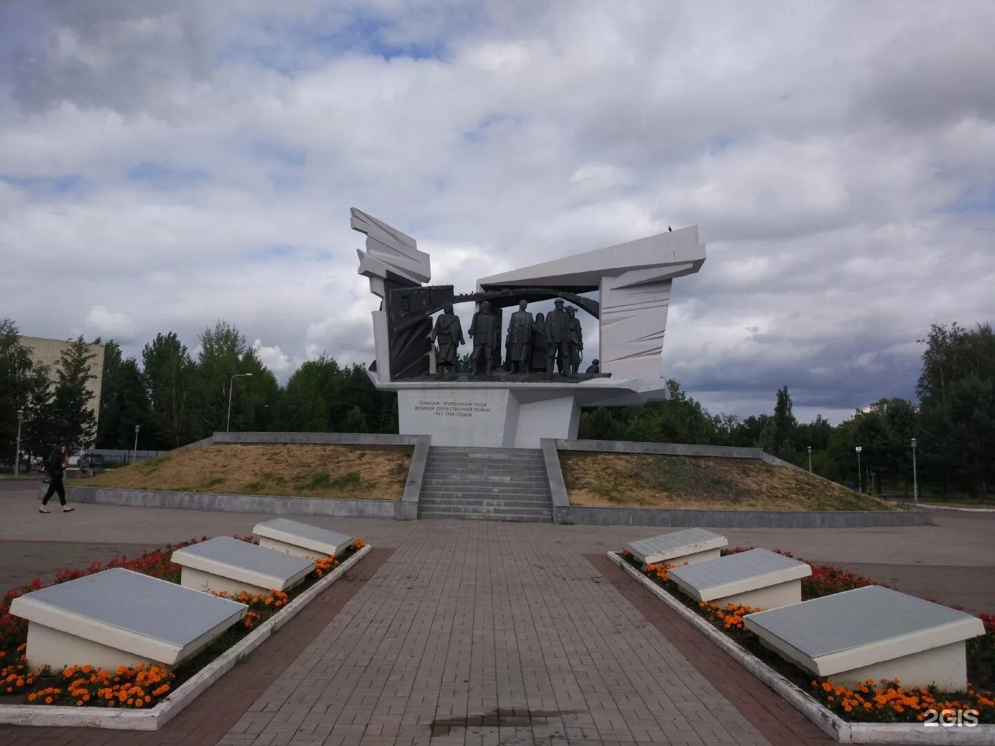 Омск ул 30 лет влксм 48. Парк 30 летия влксм. парк влксм омск. парк культуры и отдыха 30 лет влксм омск. памятник влксм в омске.