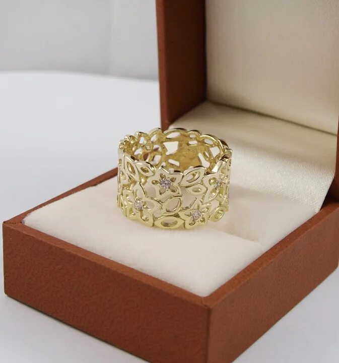 Широкое золотое кольцо. Объемные кольца из золота. Широкое золотое кольцо женское. Широкие кольца из золота женские. Толстое золотое кольцо
