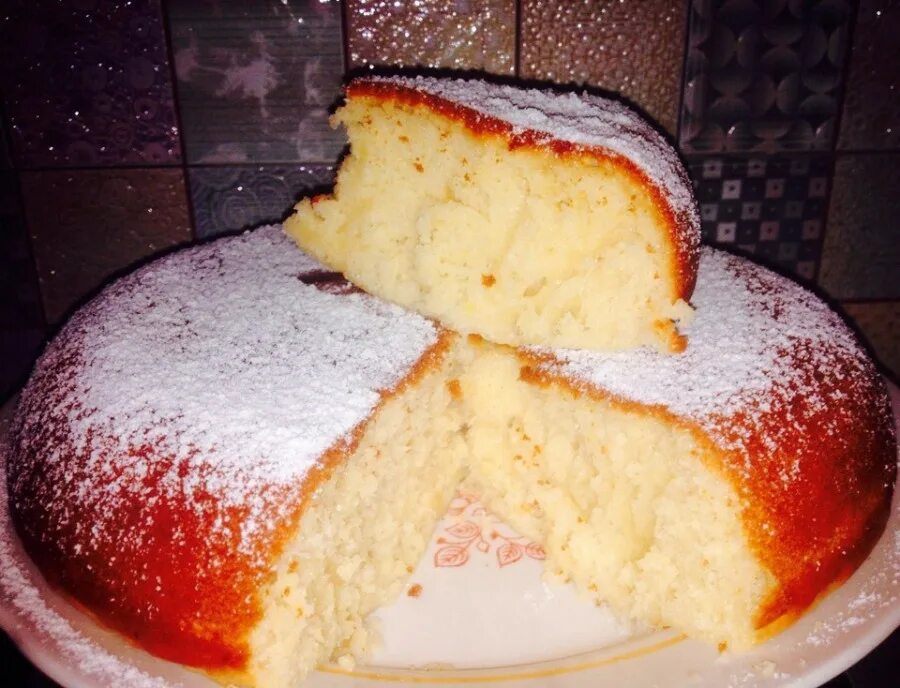 бисквит с вареньем. сладкий пирог в мультиварке рецепты. пирог на молоке. медовая выпечка в мультиварке. сладкий пирог в мультиварке рецепты.