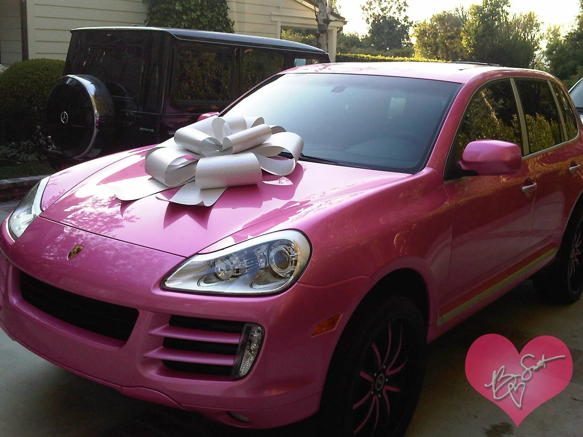 Муж подарил автомобиль. Порше Кайен розовый. Порше Кайен 955 розовый. Порше Кайен 2010 розовый. Порш розовый Кайен Порше.