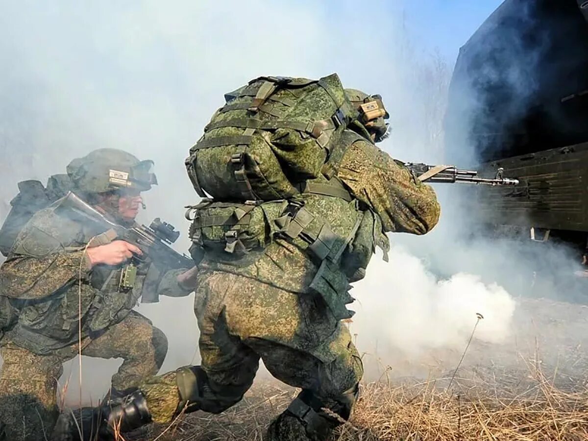 Картинка воин сво. Российская армия в бою. Солдаты на учениях. Российские военные в бою.