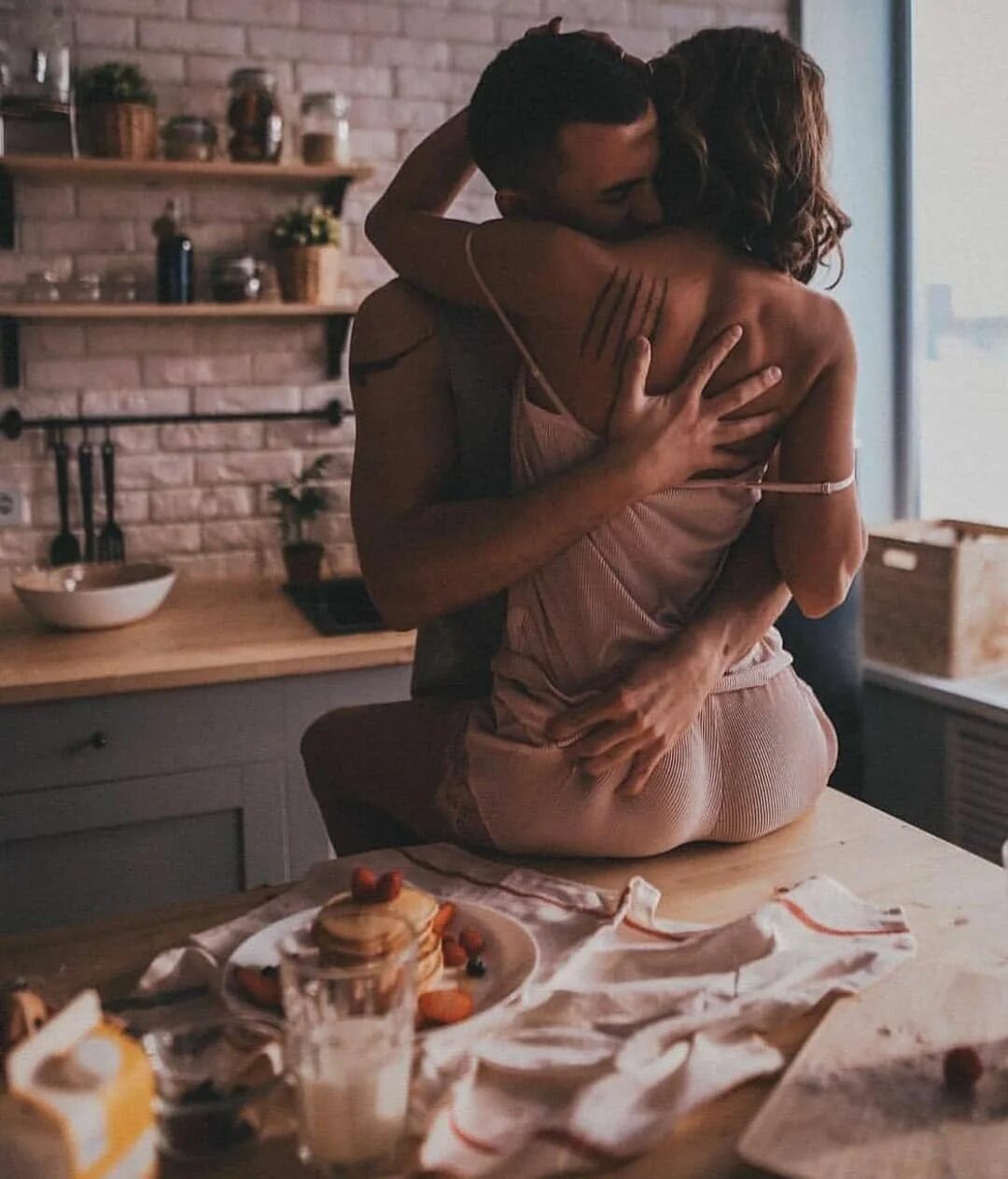 Муж с женой на кухне занимаются. Красивые объятия. Фотосессия на кухне. Объятия на кухне. Мужчина обнимает женщину.