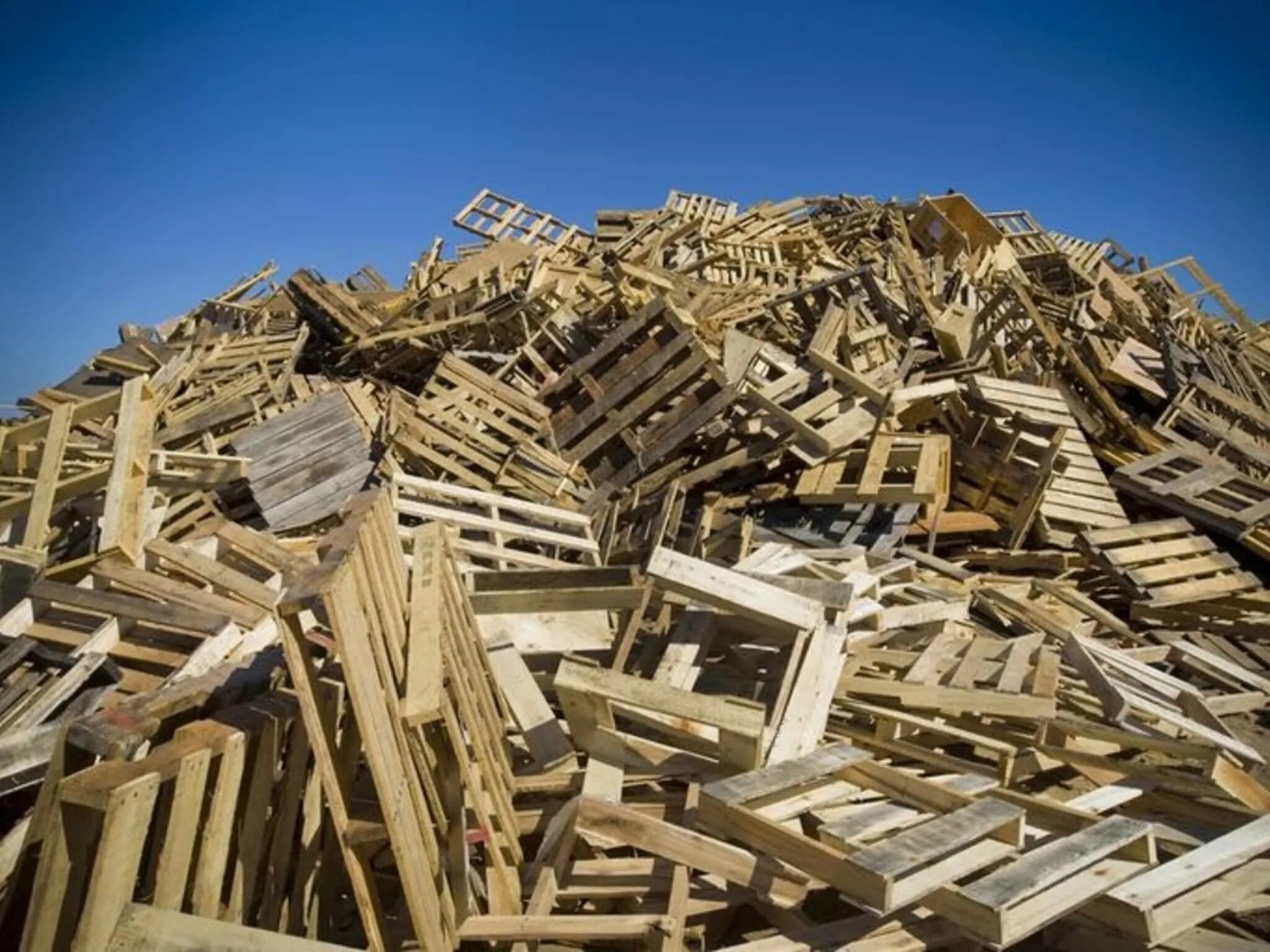 Древесных отходов. Деревянные отходы. Отходы деревообработки. Утилизация древесины. Отходы пиломатериалов.