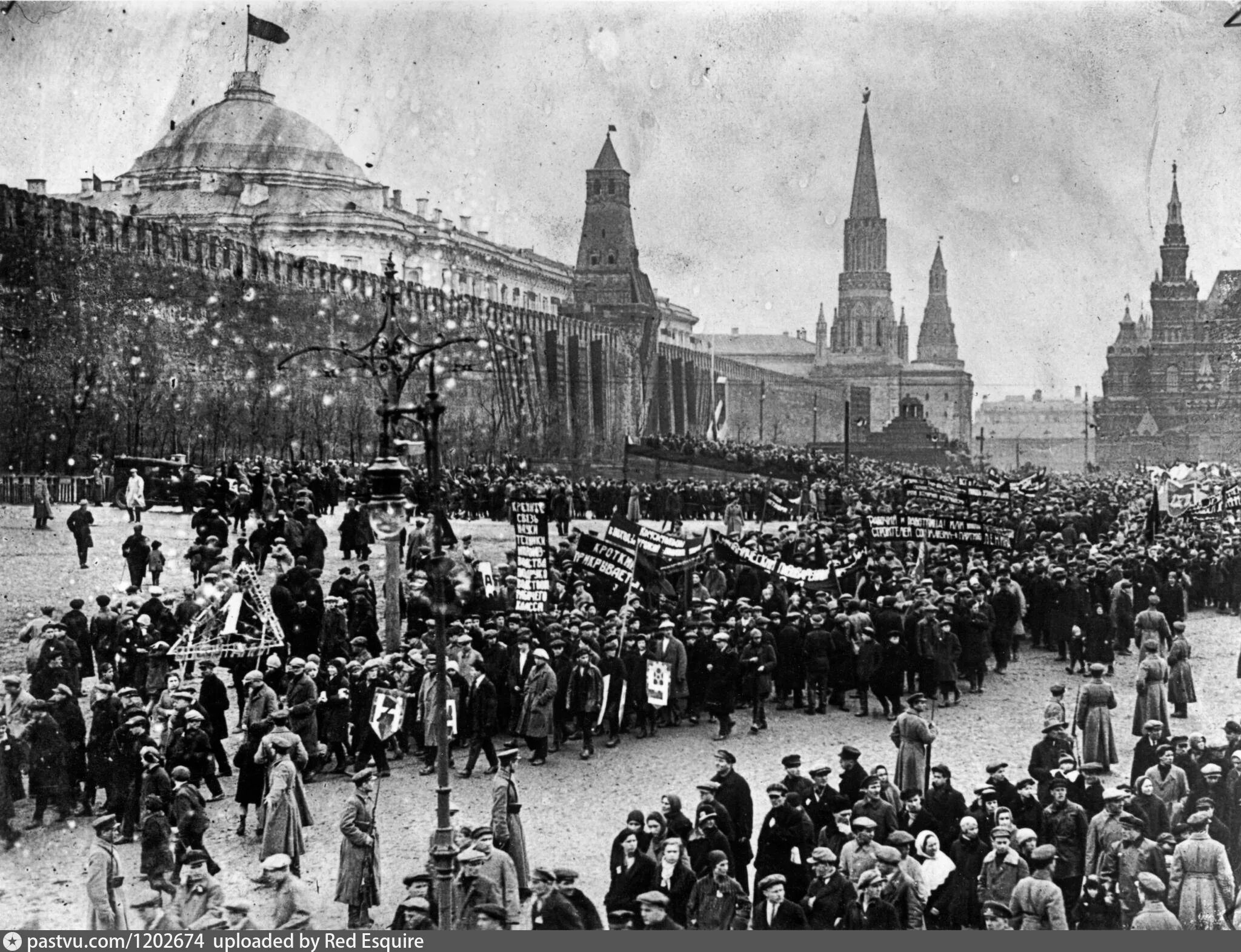 Первое мая 1917 в России. Красная площадь в 1917 году. Первомайская демонстрация на красной площади в 1929. Демонстрация 1 мая 1918 года Москва