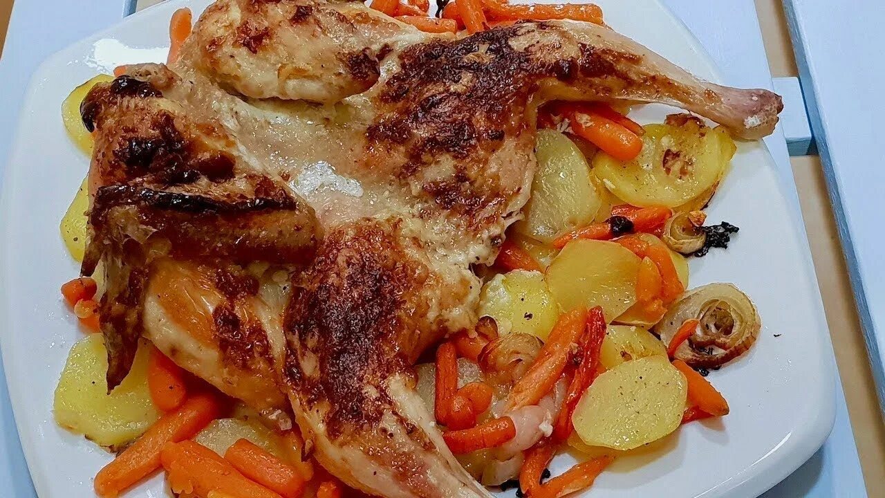 Курица запеченная целиком. Цыпленок с печеным картофелем. Кура с картошкой в духовке. Приготовить цыпленка в духовке на протвине. Приготовить цыпленка в духовке на протвине.