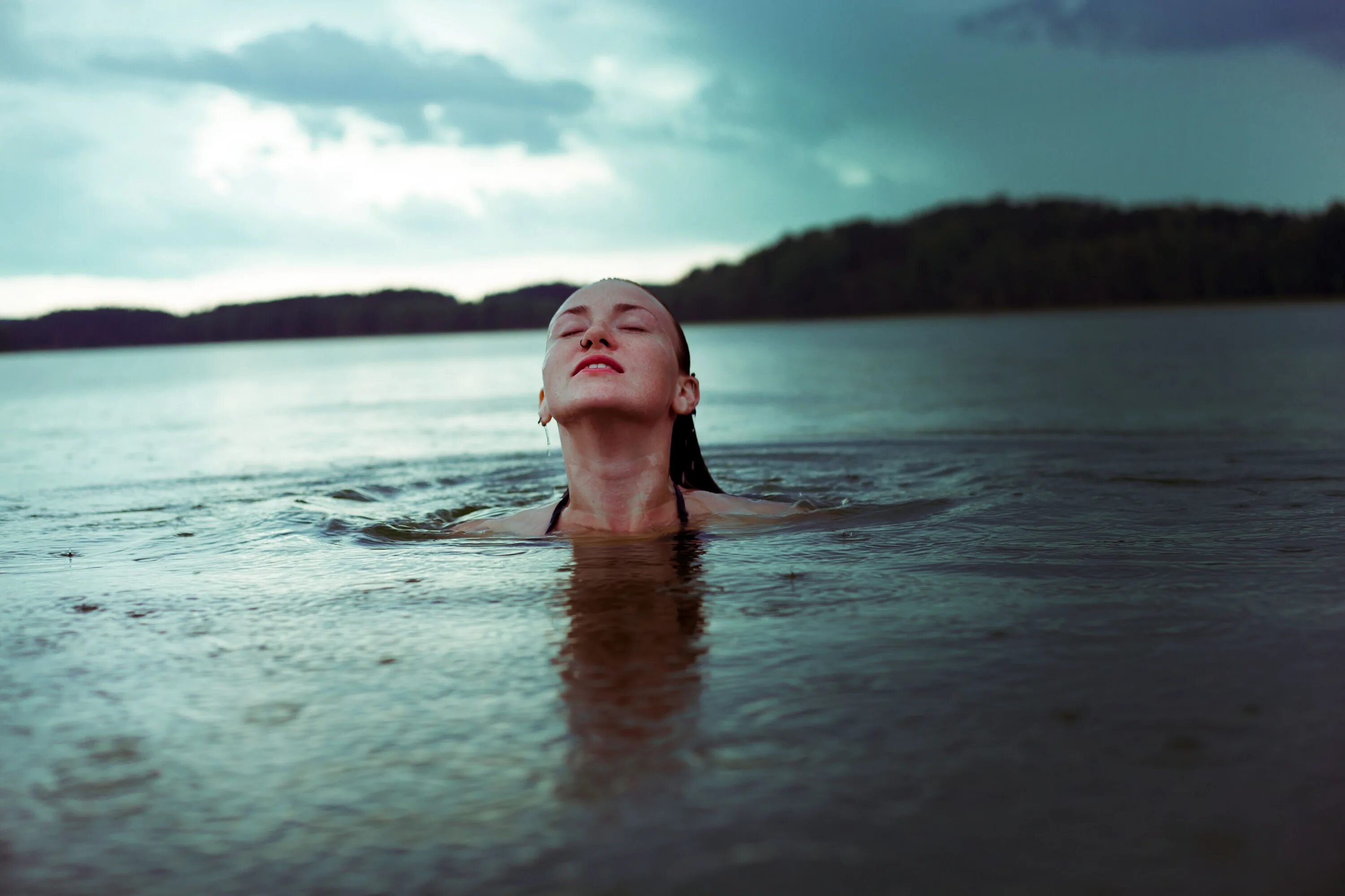 Девушки на озере. Девушки купаются в озере. Фотосессия в воде. Фотосессия на озере.