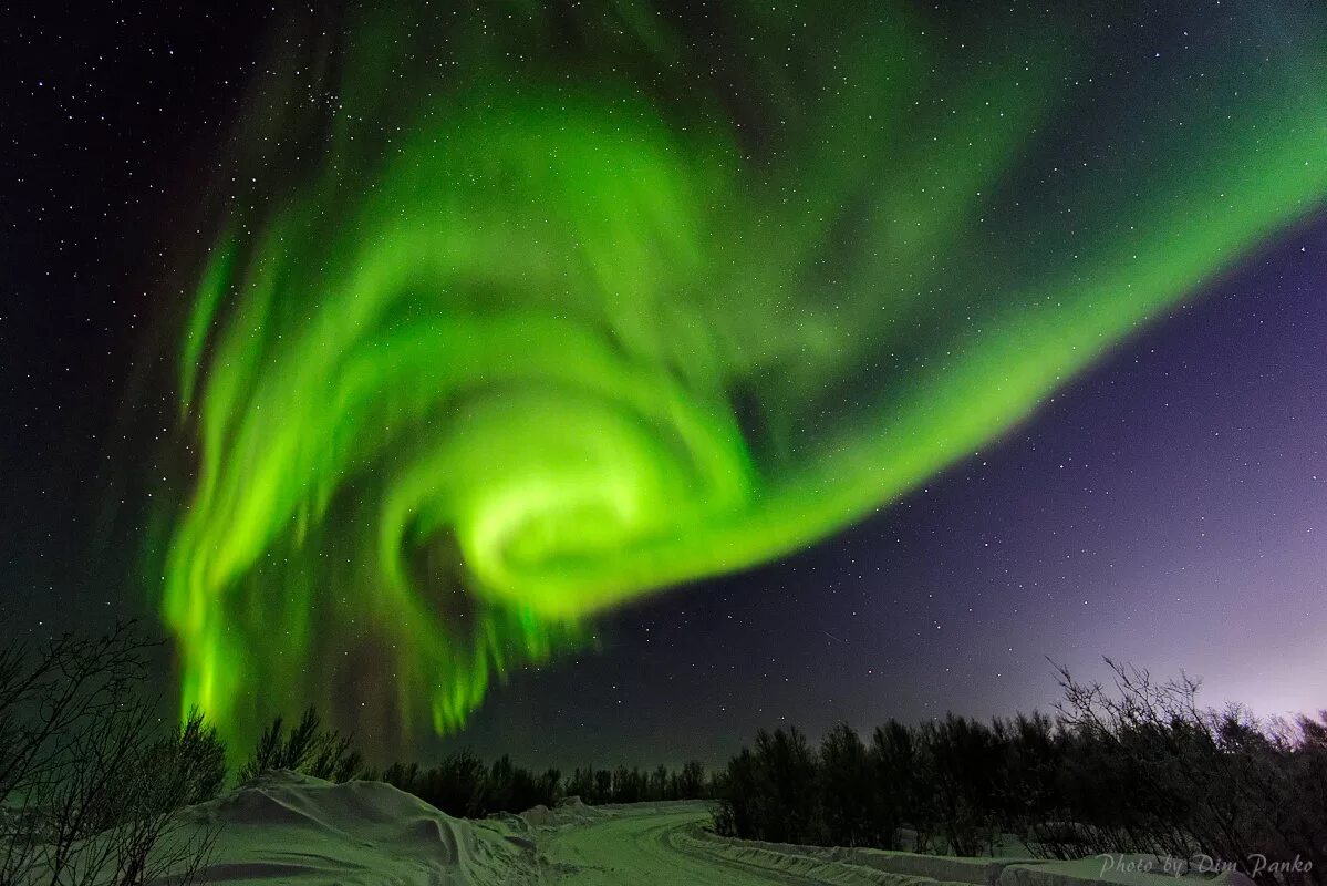 Лентообразное полярное сияние. Лентообразное полярное сияние. Полярное сияние лучистая дуга. Северное сияние однородная дуга. Полярное сияние геншин.