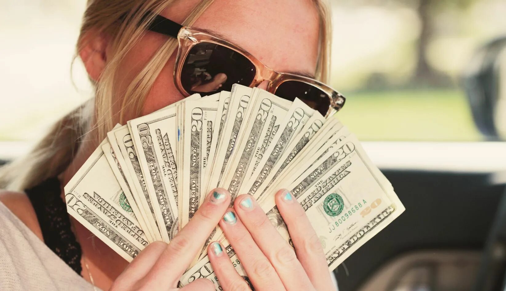 Заработок девушка. Девушка пересчитывает деньги. Оплачиваемая работа для девушки. Женщина держит деньги. Оплачиваемая работа для девушки.