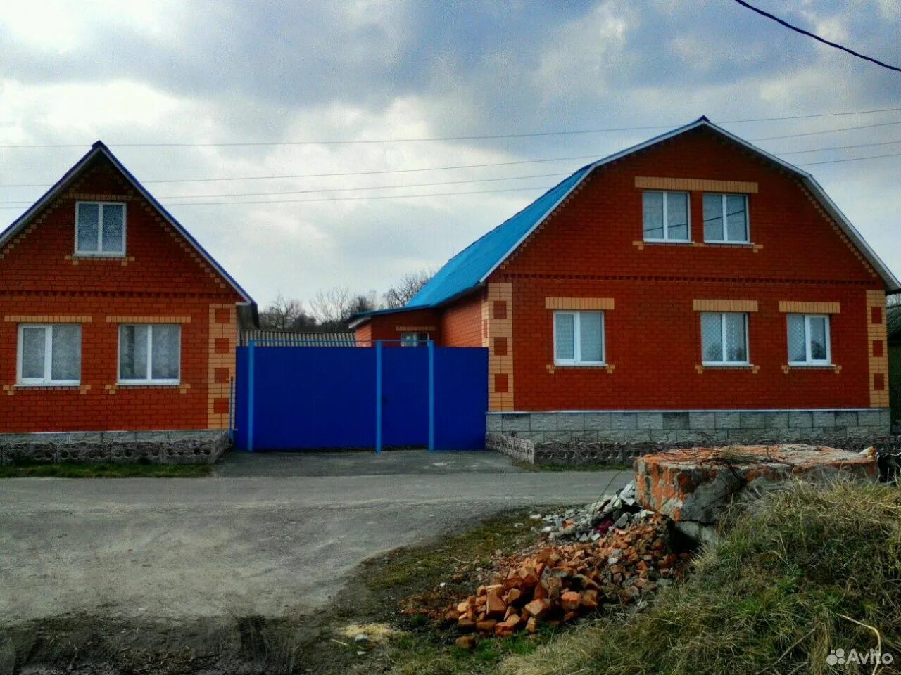 Ул 1-я огородная д 44 курск. Авито курск красная. Красный дом одноэтажный. Красная кухня и мраморный фартук. Гостевой дом льгов.