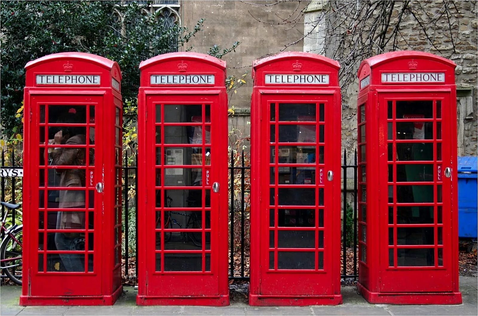 Красная телефонная будка в Лондоне. Красные Телефонные будки Британии. Телефонная будка Англия. Лондонская красная будка. Британия телефон