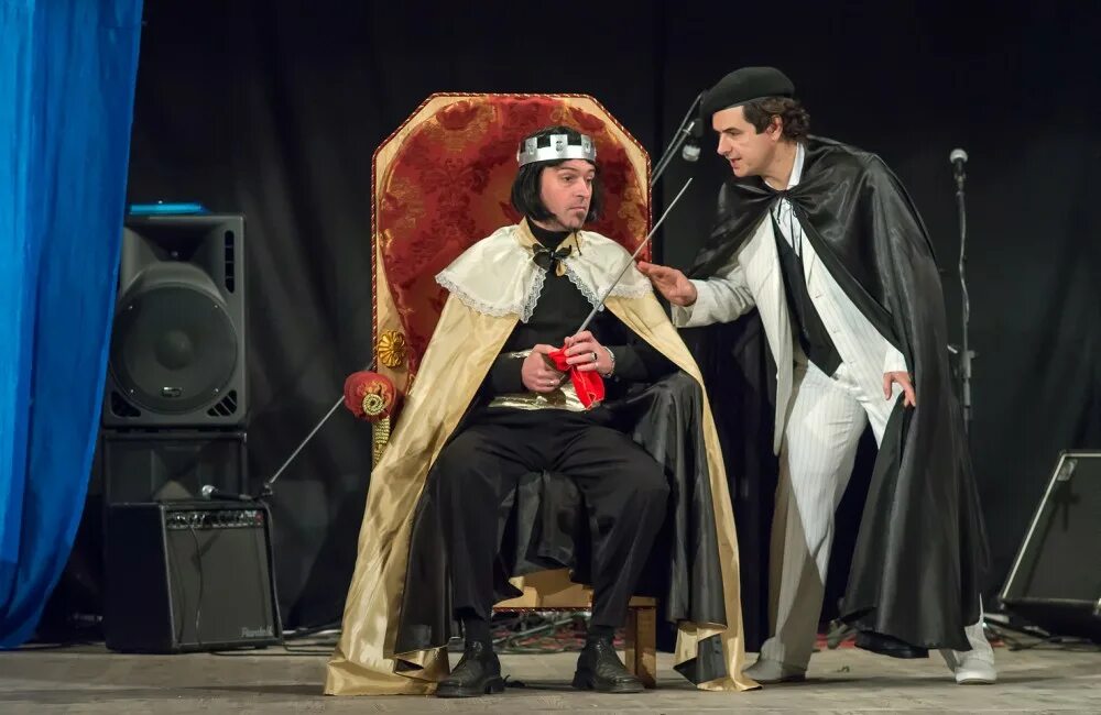 Неугомонный дух пьеса. Феодосия театр. Кобо абэ в зеленом переплете. Кобо абэ книги изд. Сюжеты театра.