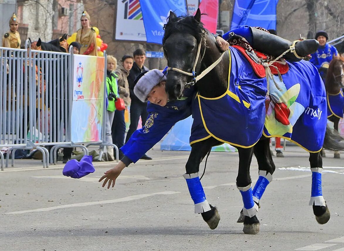 Национальная игра тенге алу. Борьба Наурыз. Наурыз состязания. Казахские состязания. Алу ойыны