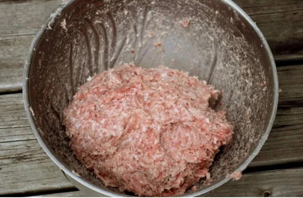 Можно в фарш добавить муку. Фарш для люля-кебаб. фарш куриный. куриный фарш для люля.