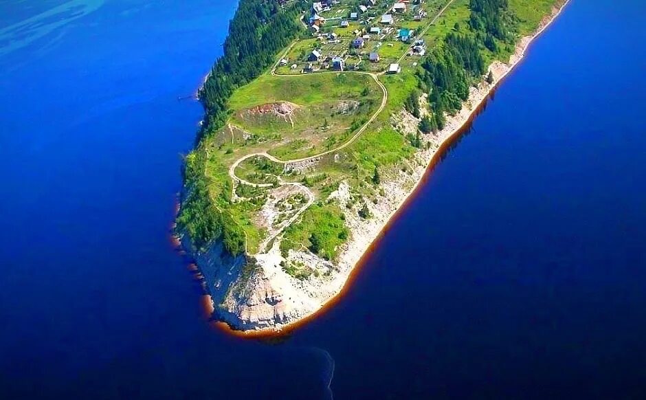 Мы спустились с крутого берега к воде