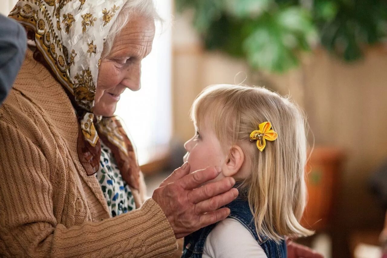 Как помочь внучке. «Бабушка и внучка»; Абдулхак Абдуллаев. Бабушка и внучка. Бабушка внука. Пожилые люди и дети.