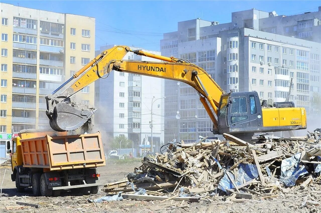 Снос зданий в московской области. Демонтаж зданий. Снос и демонтаж зданий. Спецтехника для сноса зданий. Демонтаж экскаватором.