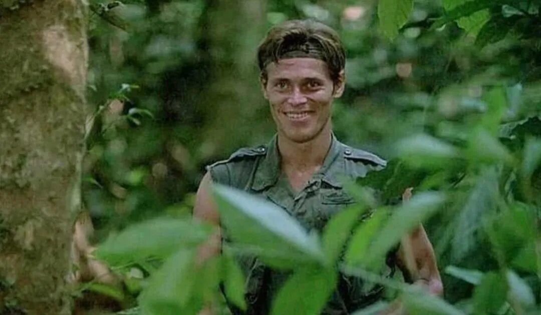 Сержант барнс взвод. Уильям дефо взвод. Гейтор лернер взвод. Platoon 1986 willem dafoe. Сержант барнс взвод.