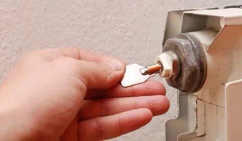Спустить воздух с батареи через клапан