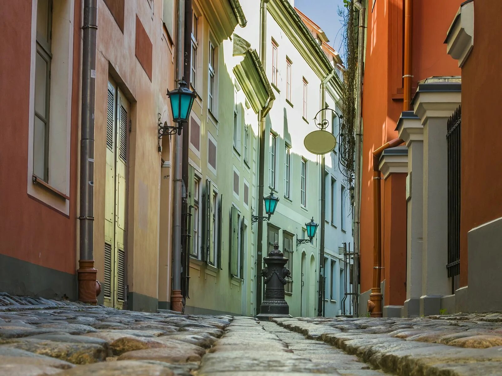 Рига улица ропажу. Рига улицы города. Улица риги старый город. Латвия рига старый город. Латвия улицы риги.