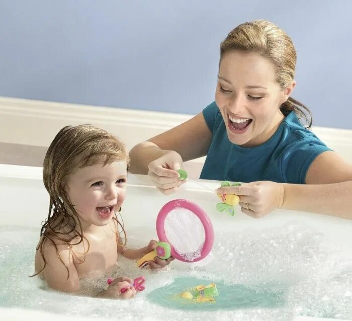 Child bath. Детки в ванной. Купание в ванной. Малыш купается в ванне. Купание девочек в ванной.