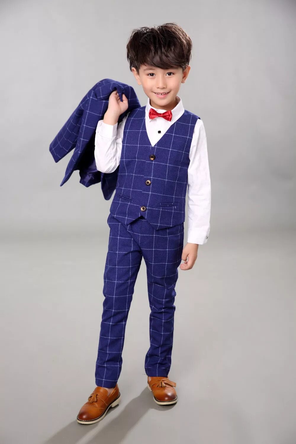 Фото мальчика в костюме. Нарядная одежда для мальчиков. Стильный костюм для мальчика. Праздничный костюм для мальчика. Мальчишки в костюмах.