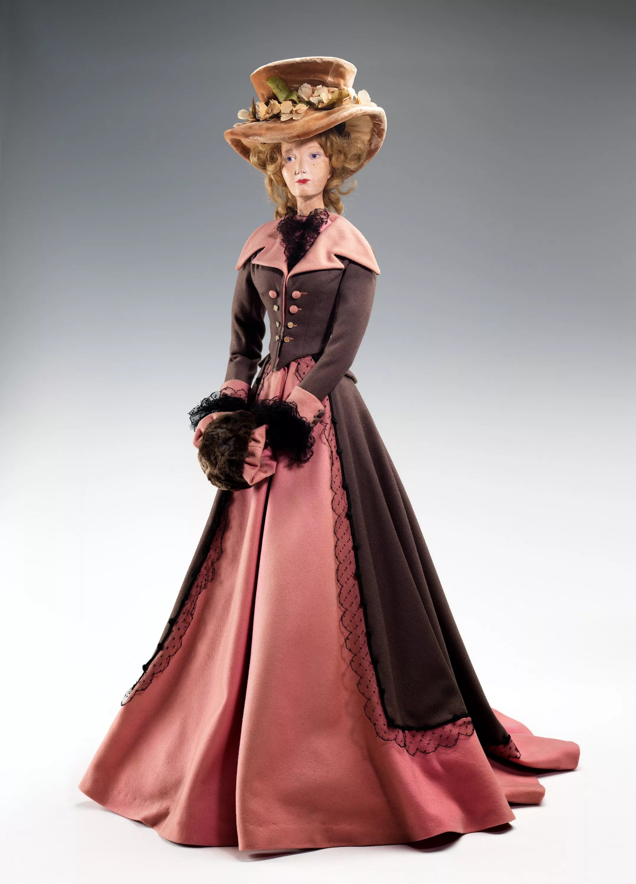Наряды барышень. Мода 19го века кукла. Мода викторианской эпохи 19 век женское пальто. Ольстер пальто женское 19 век. Исторические платья.