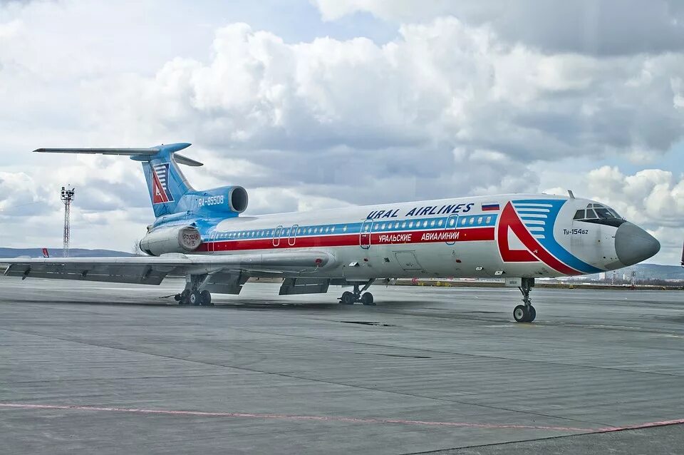 Самолет уральский фото. Самолет Урал Аирлинес. A320 Ural Airlines Кольцово. Самолет авиакомпании Урал Эйрлайнс. Уральские авиалинии парк самолетов 2022.