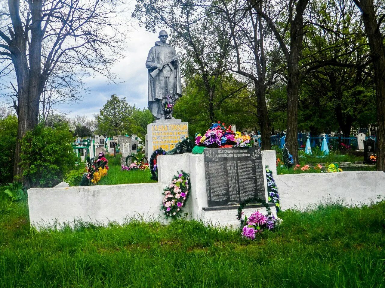 Братские могилы вов. Братские могилы украины. Братские могилы украины. Назия братское захоронение. Братская могила днепропетровская обл.