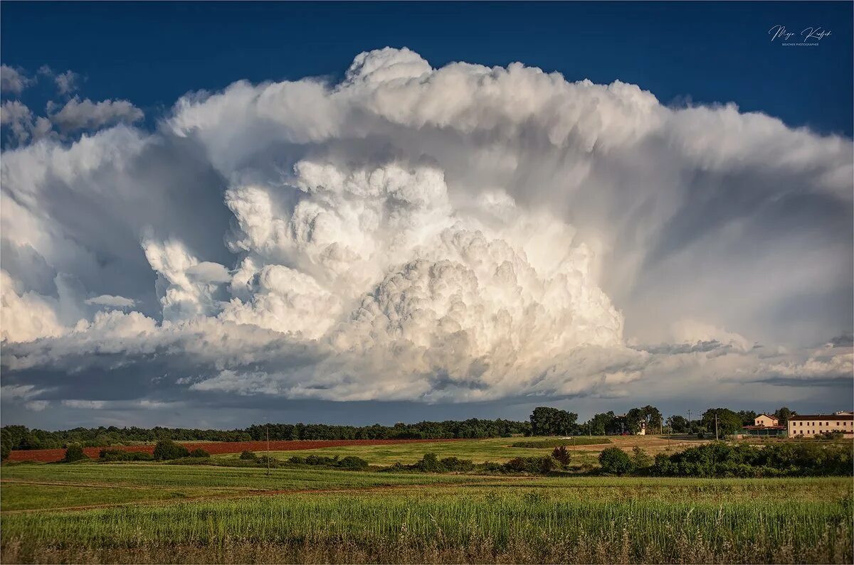 Кучеряво дождистые облака. Кучево-дождевые (cumulonimbus). Кучевые грозовые облака. Кучево-дождевые облака вертикального развития. Кучевые и кучево-дождевые облака.