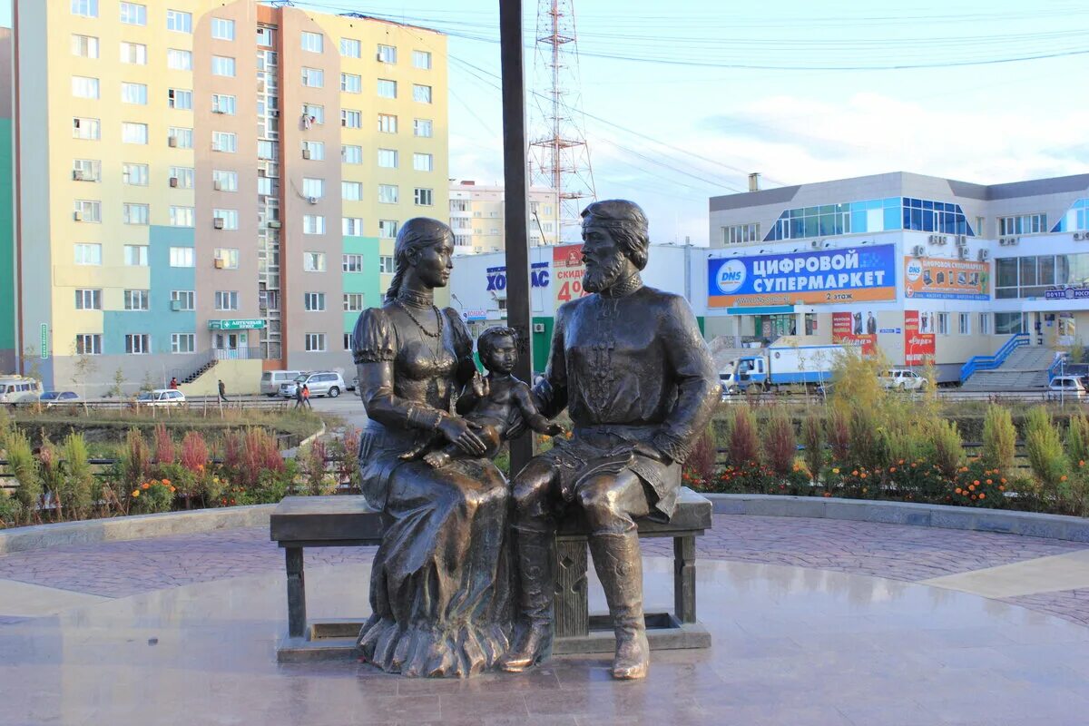 Памятник семену дежневу. Памятник дежнева в якутске. памятник дежневу и абакаяде якутск. памятник семёну дежнёву в якутске. памятник семена дежнева в якутске.