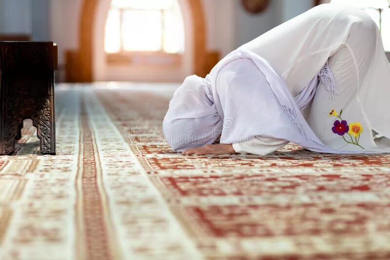Постель в исламе. Мусульманка молится на коленях. Намаз девушки. Мусульманка на коврике. Молится на ковре.