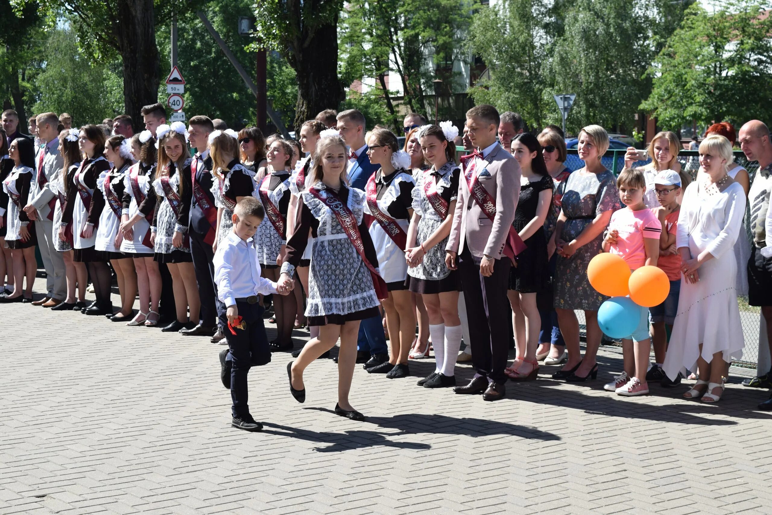 Последний звонок в вузе. 25 школа набережные челны. Школа 11 брест. Школа 28 11 класс. 5 школа в бресте.