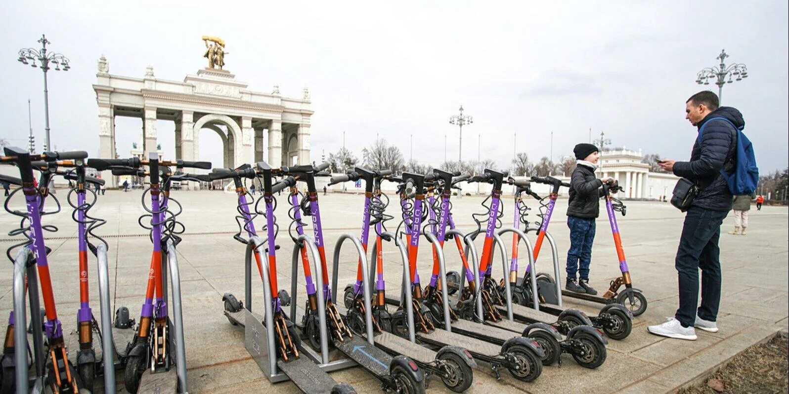 Московские самокаты приложение. Велопрокат ВДНХ 2022. ВЕЛОБАЙК ВДНХ. ВДНХ электросамокат. ВДНХ самокаты.