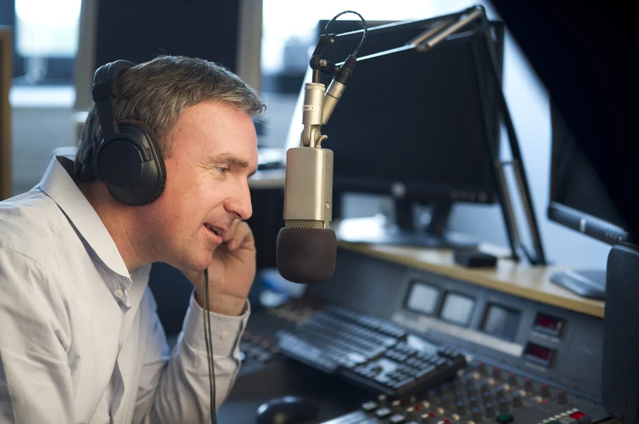 Эхо москвы радиостанция. Диктор на радио. Современное телевидение. Радио фото. Радиосвязь, радиовещание и телевидение.