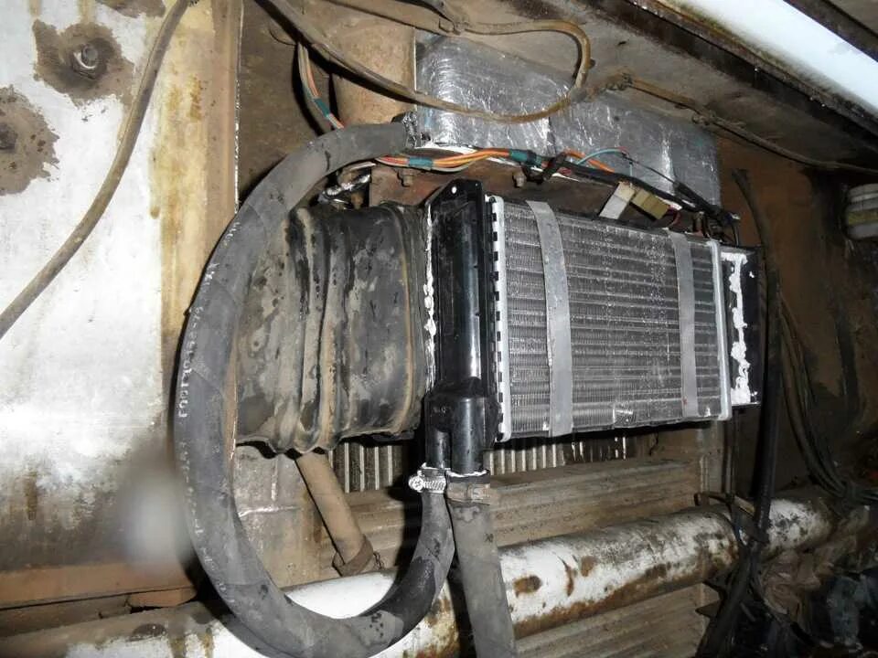 Почему холодно в камазе. Подогрев мочевины камаз 6520. Печка скания 113 дует холодным. Печка волга 31105 крайслер. Радиатор печки камаз 5511.