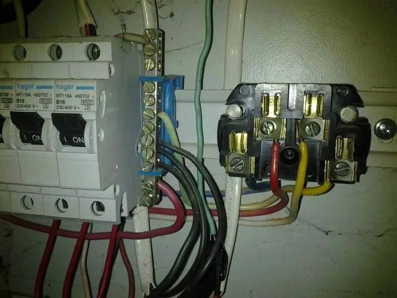 Как подключить 380 вольт. Щит учёта электроэнергии 3-х фазный 15квт. Схема трехфазной розетки 380 вольт. Схема подключения щита учета 380. Расключение 2 фазной розетки 380.