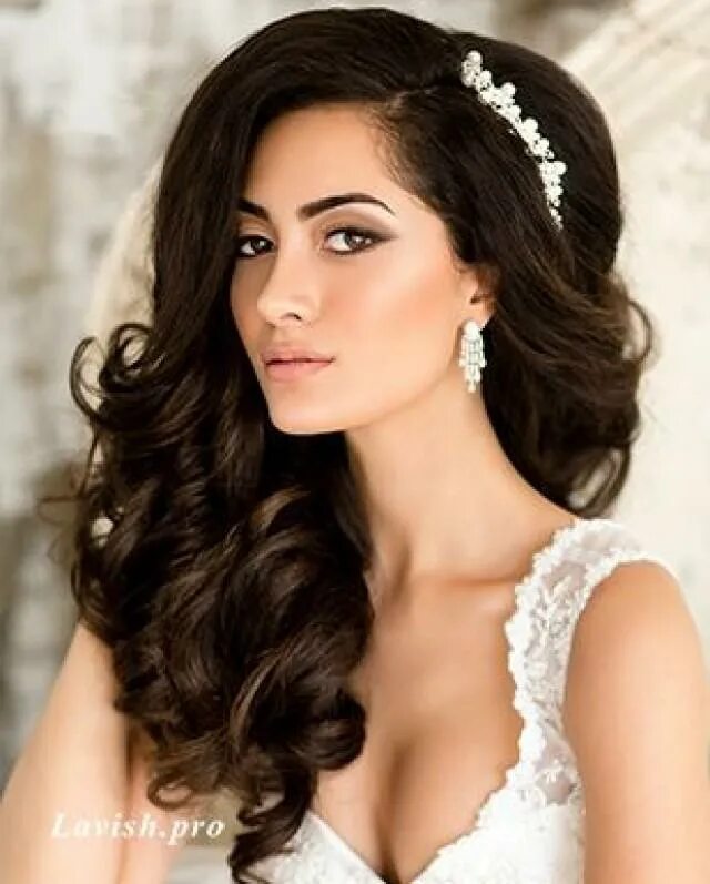 модные свадебные прически для брюнеток. свадебные локоны на длинные волосы с фатой. красивая невеста. невеста с темными волосами. образ невесты.
