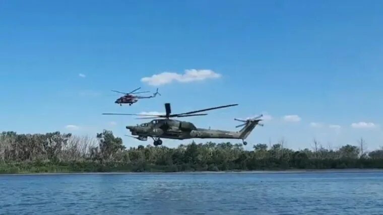 Вертолет над рекой. Вертолет в Ростовской области. Вертолёт низко пролетел. Вертолет на пляже. Вертолеты над железногорским водохранилищем