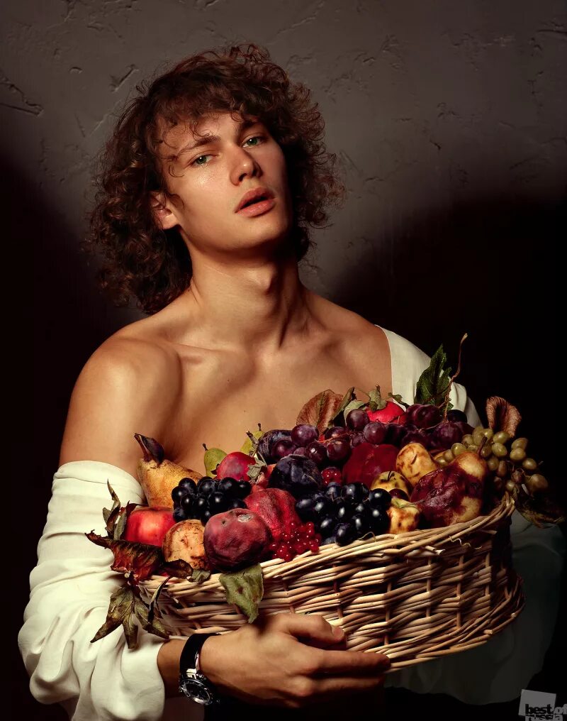 мальчик срывает яблоко. какие фрукты срывает мужик. фруктовые деревья для сада. яблоко в руке эстетика. яблоня с яблоками.