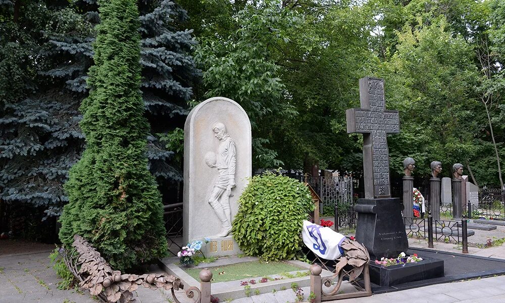 Могилы певцов. Московское кладбище. московские могилы новодевичье кладбище. ваганьковское кладбище. кладбище москвы знаменитостей ваганьковское.