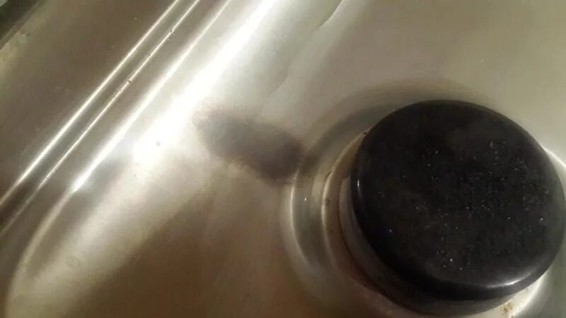 Пятна на газовой плите. Пятна на нержавеющей газовой плиты. пятна на нержавеющей варочной панели. пятна на газовой плите из нержавейки. темные пятна на плите из нержавейки.