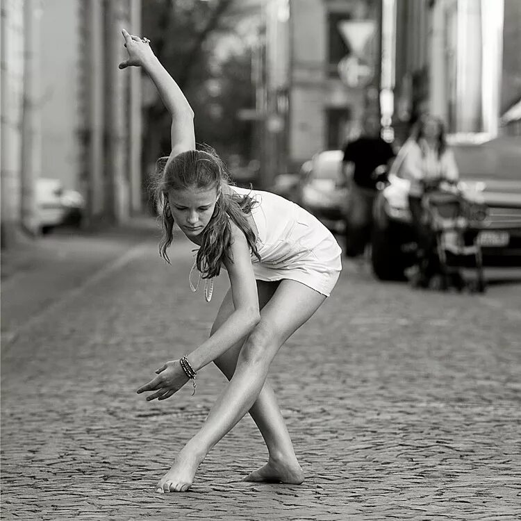 Четко танцуют. Таня Гомжина. Танцы босиком. Танцы на улице. Босая танцовщица.