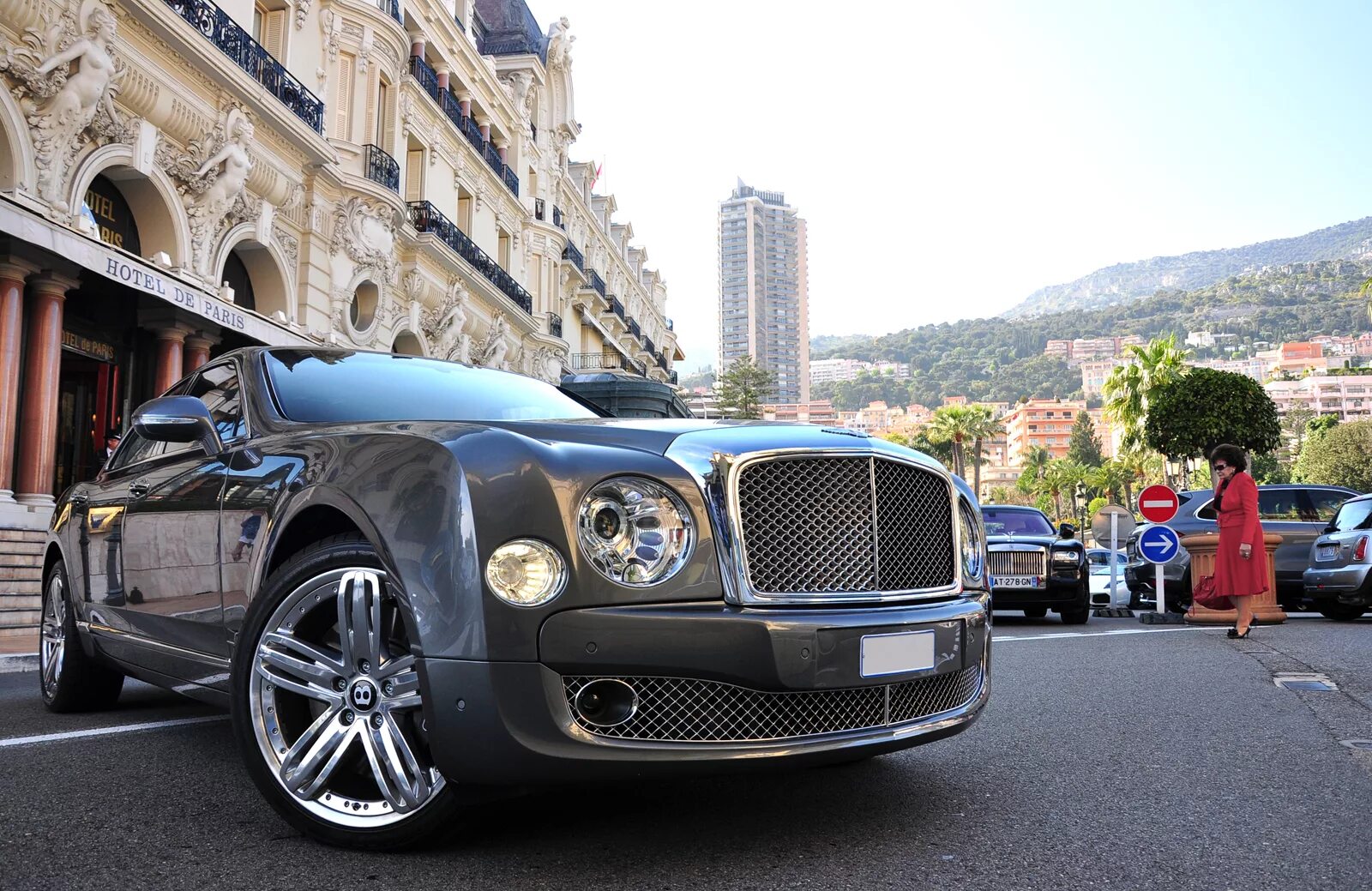 Big best cars. Бентли и Роллс Ройс. Bentley Mulsanne Monaco. Bentley Mulsanne лимузин. Бентли Кадиллак.