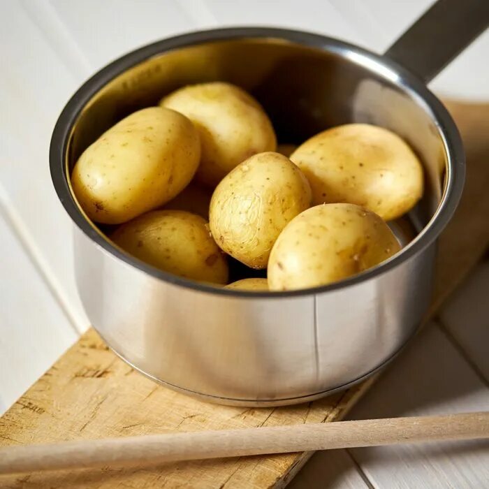 Отваривая картофель клубни опускаются в уже кипящую. Надо ли варить картошку перед жаркой. Boil the Potatoes for 20 minutes. Как варить картошку перед жаркой. Boiled Potatoes picture Black White.