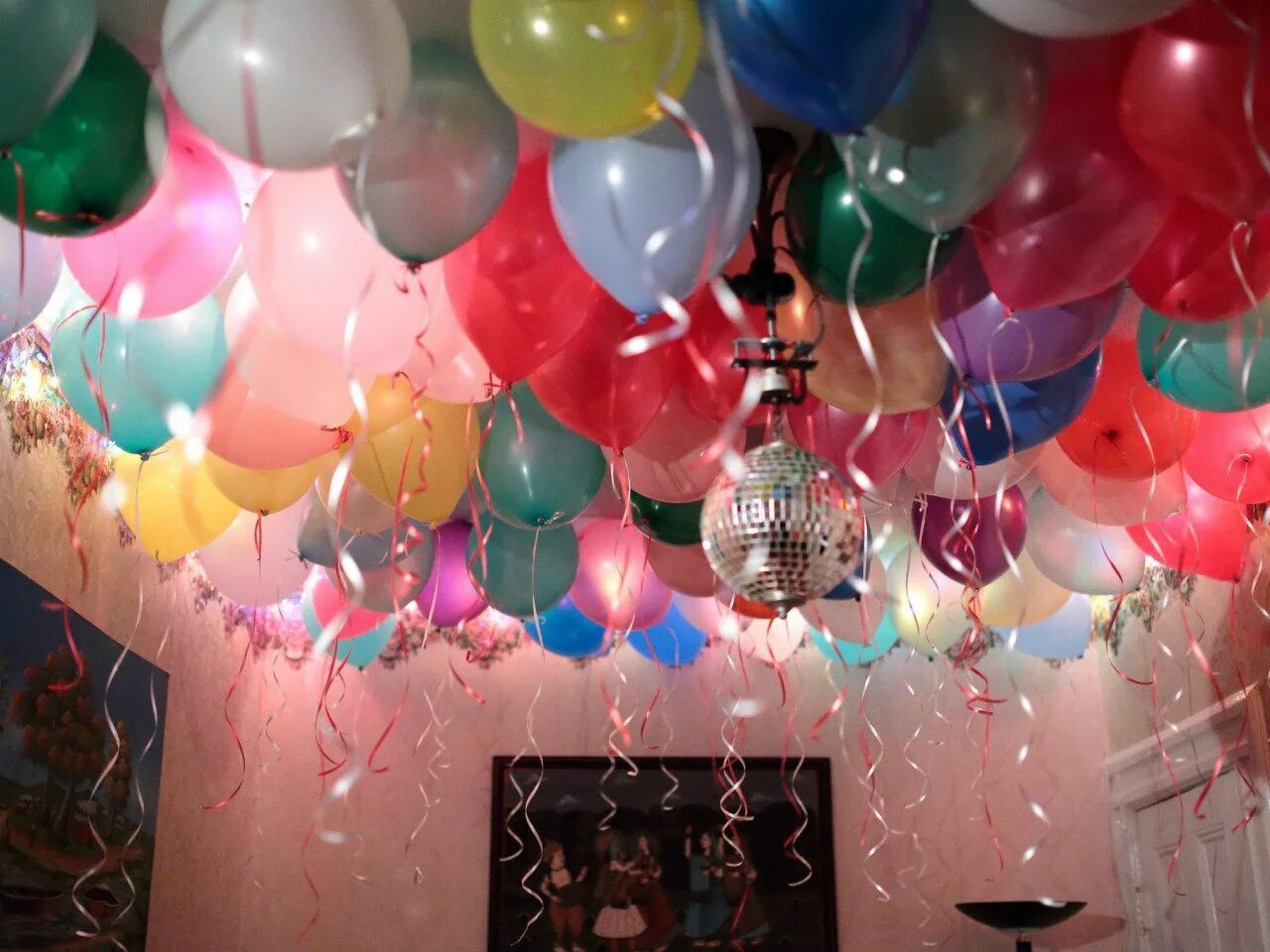 Комната с шарами. Украшение комнаты шарами. Украсить комнату шариками. Красивые шары на день рождения. Украшение комнаты шарами на день рождения.