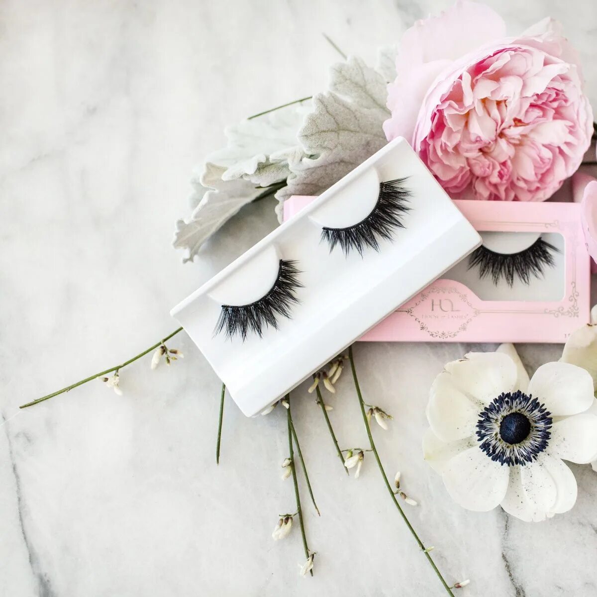 Ресницы надпись. Ресницы рисунок. Наращивание ресниц лешмейкер. Ресницы эскиз. Наращивание ресниц иллюстрация.