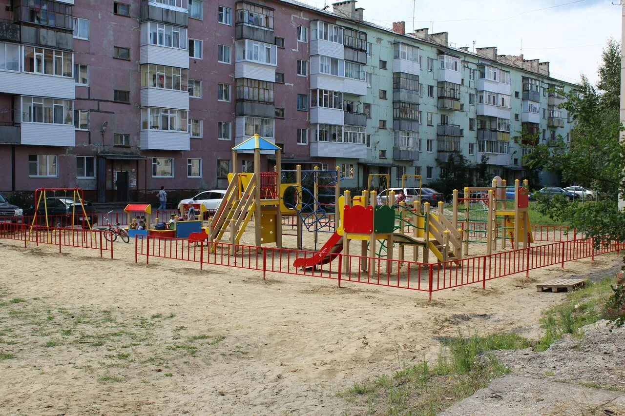 Микрорайоны г тобольска. Микрорайон менделеево тобольск. детские площадки тобольска 10 мкр. 10 микрорайон тобольск площадка. поселок менделеева тобольск.