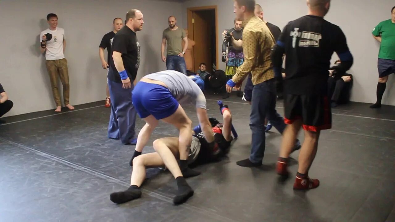 Школа боя видео. Девочки подрались в школе. Толпар ножевой бой. Рукопашный бой пермь секции. Школа боя видео.
