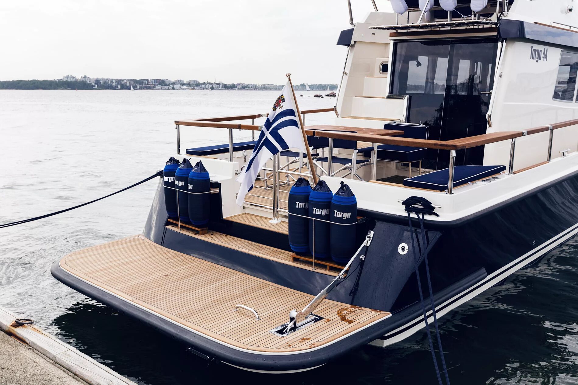 Лодка волжанка 44. Лодка 44 тент обь м. Моторная лодка тарга 44. Тент лодка 44 волжанка 46. Катер 44.